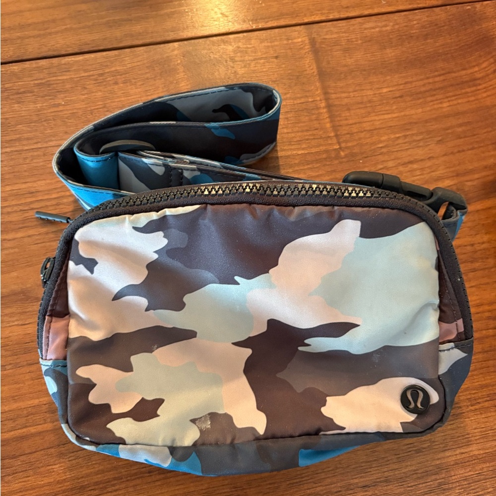 Lululemon Athletica Blue and Gray Belt Bag with Sporty Design